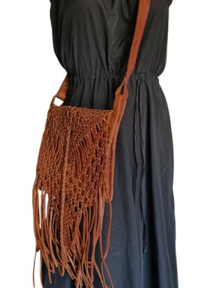 Festival-tasje-Crossbody tasje-Echt leer-Fringe-Bohemian style-Boho style-Gypsy style-Dark Cognac-18cmx21cmx5cm